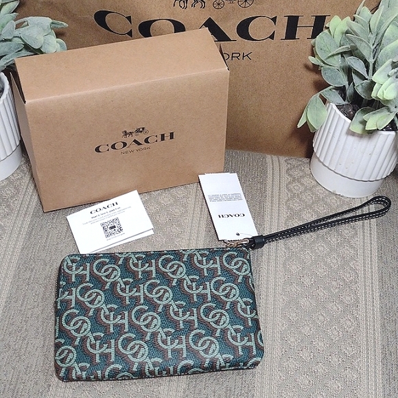 NWT Coach Green Monogram Leather wristlet - Picture 3 of 12